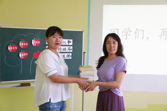 调整大小 第一党支部为班级捐赠图书.jpg