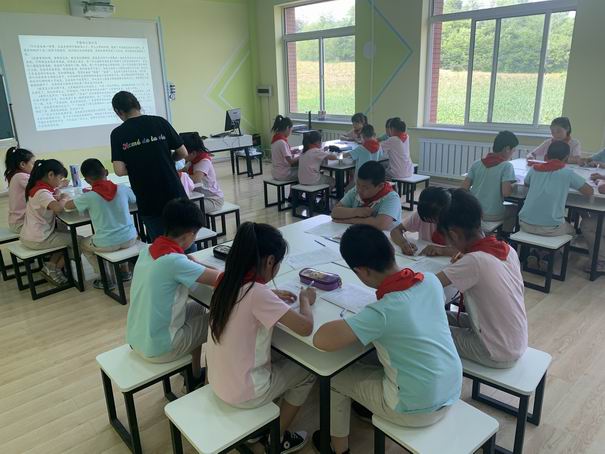 调整大小 杜楠老师执教四年级整本书课外阅读推荐课《爱的教育》.jpg