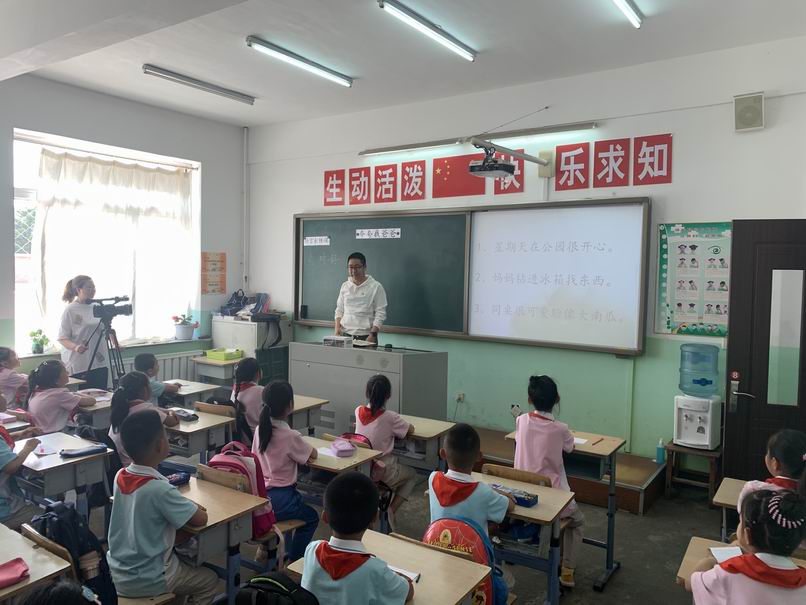 调整大小 张宇老师执教二年级绘本语言训练课《夸夸我爸爸》.jpg