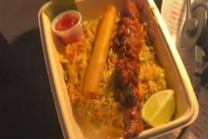 杨健晒前方解说员工作餐——肉串+炒粉 周琦点赞：太健康了