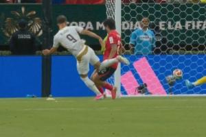 反应超快！赫洛热克近距离低射被，金承奎用脚挡出！