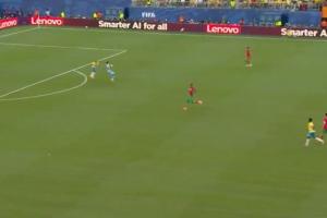 好险！摩洛哥球员回传，布努及时出击抢在拉菲尼亚前面解围