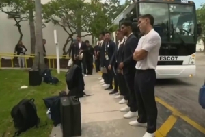记者：乌拉圭队首战之前接受严格安检，现场部署缉毒防暴犬
