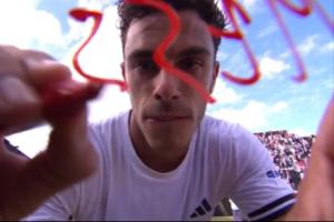 跨界致敬！阿根廷网球选手塞伦多洛晋级后在镜头签名“MESSI∞”