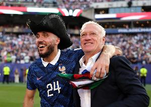 冰释前嫌！谢尔基赛后与德尚相拥庆祝，上一场拒绝握手引发争议