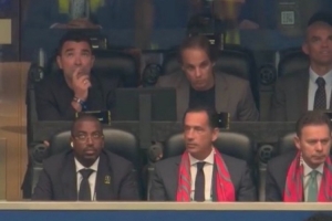 世体：世界杯1/8决赛西葡战，巴萨体育总监德科现场观战