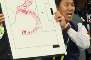 有能！日本教练组用大型战术板给队员们传达战术